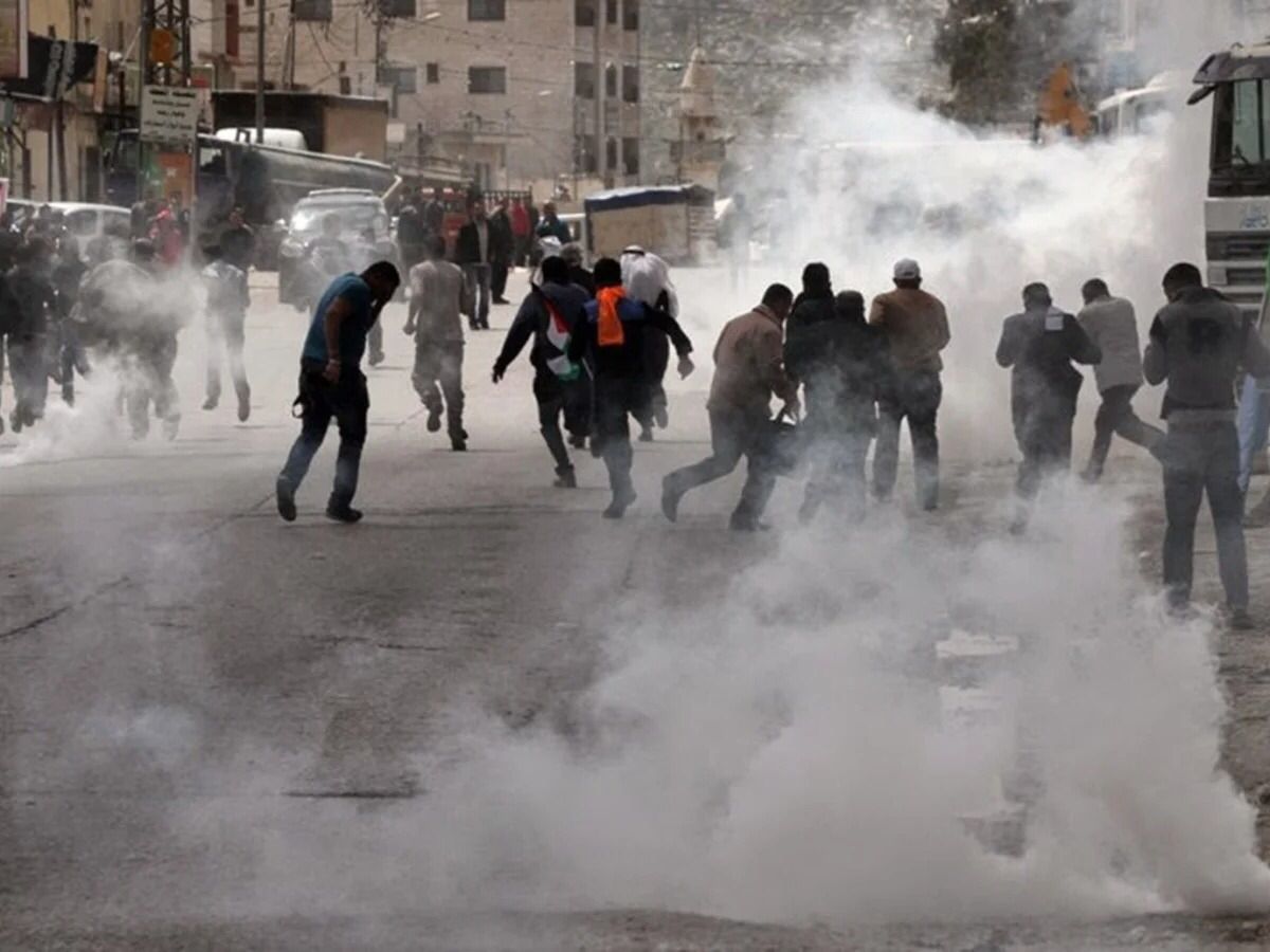 إصابة عدد من الفلسطينيين بالاختناق خلال مواجهات مع قوات الاحتلال الإسرائيلي في الضفة الغربية