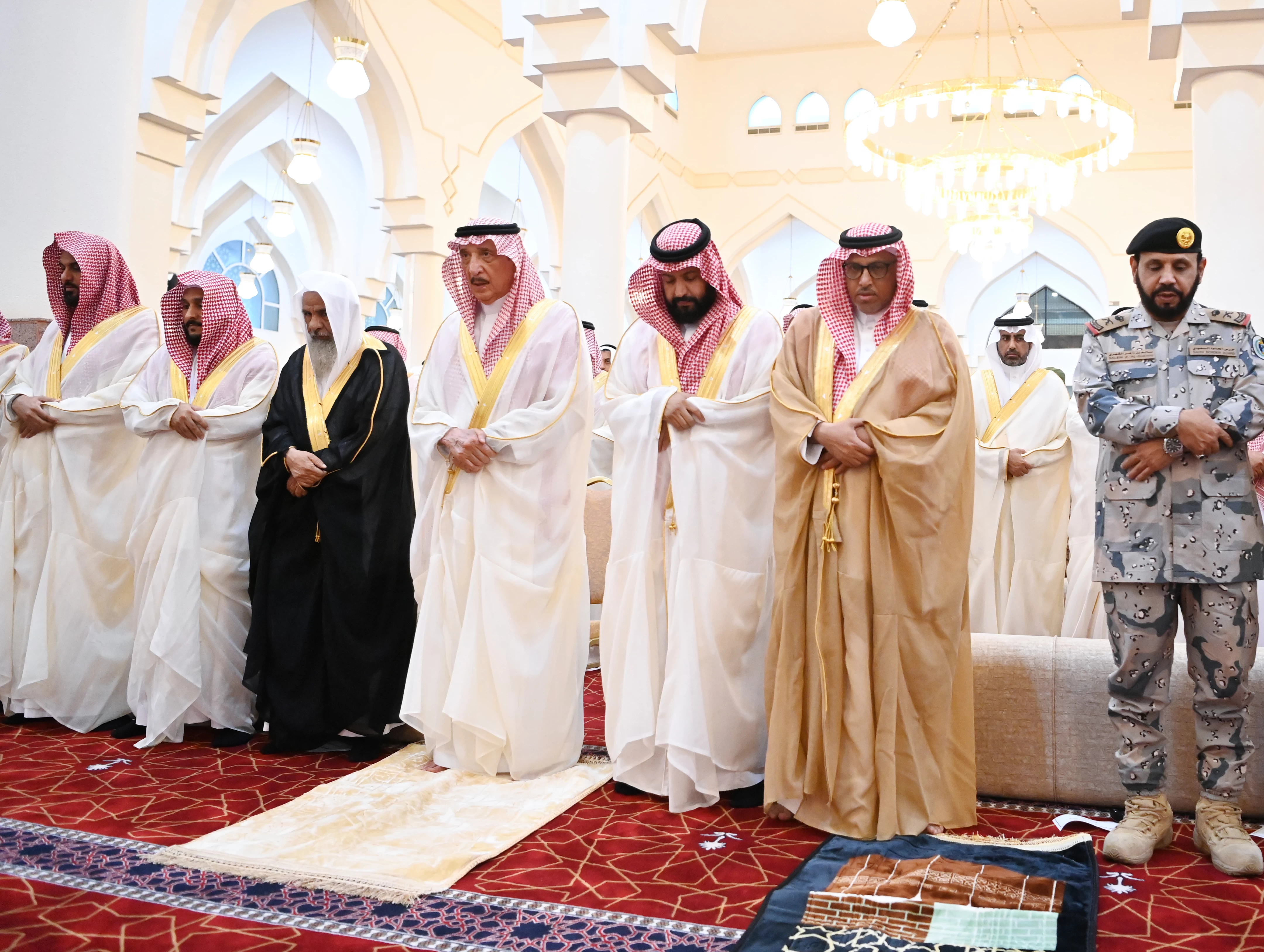 سمو أمير جازان يؤدي صلاة عيد الأضحى المبارك ويعايد عدداً من المشايخ واصحاب الفضيلة.