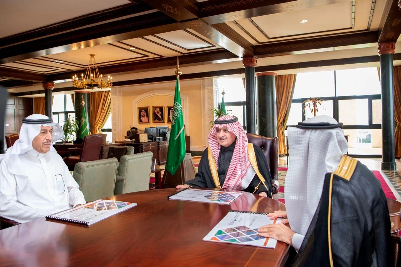 أمير تبوك يطلع على نسب الإنجاز في المشروعات التي تنفذها أمانة المنطقة