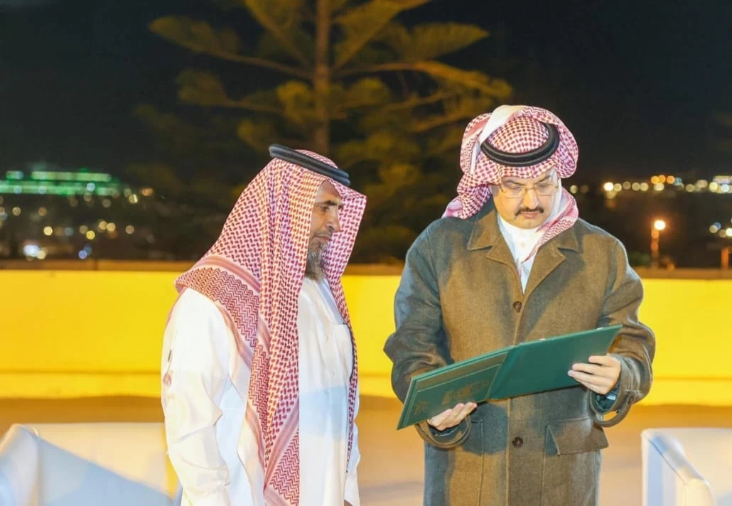 الأمير تركي بن طلال يكرم عددًا من المواطنين