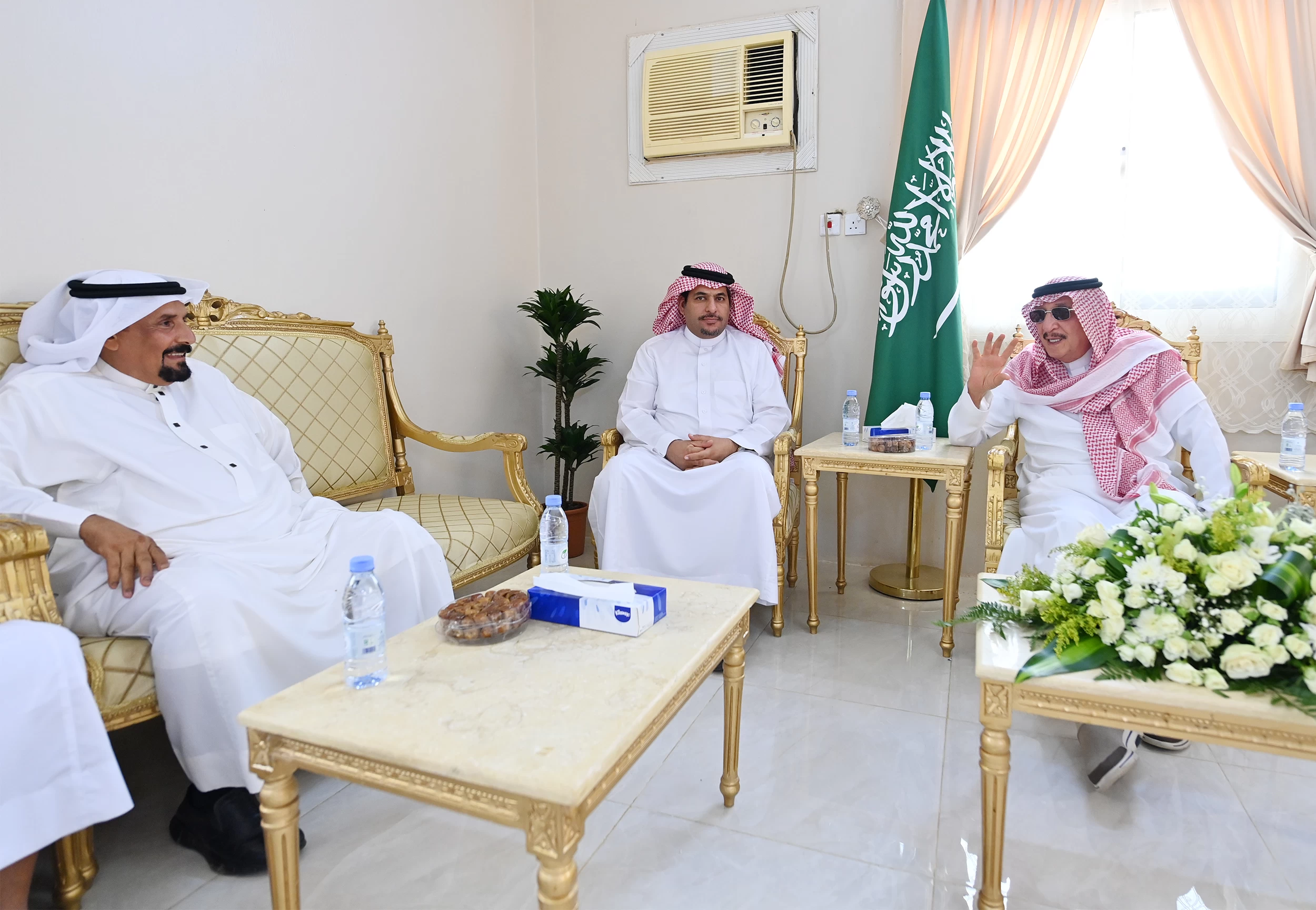 سمو أمير منطقة جازان يزور عدداً من مشايخ محافظتي بيش والريث 