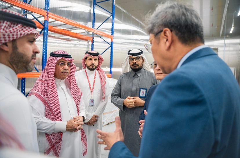 رئيس الطيران المدني يزور محطة المناولة الأرضية للشحن الجوي بمطار الملك خالد الدولي