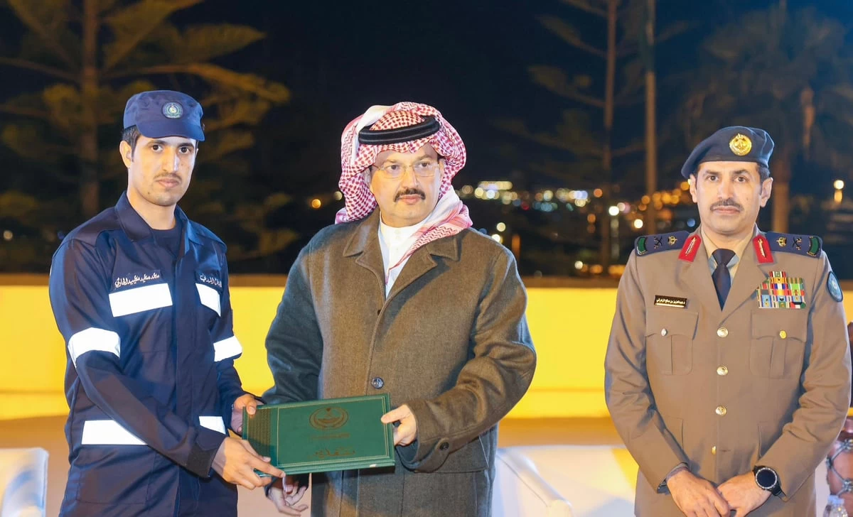 أمير منطقة عسير يكرم منقذ العالقين في سيول بيشة