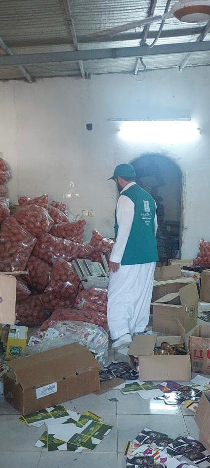 "التجارة": ضبط عمالة مخالفة زورت صلاحية 115 ألف منتج غذائي ومستحضر تجميلي منتهي الصلاحية وإحالتهم إلى الجهات الأمنية