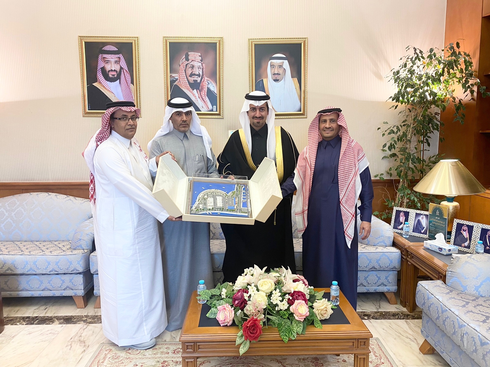 محافظ القطيف يلتقي مشغل ومستثمر جزيرة الأسماك