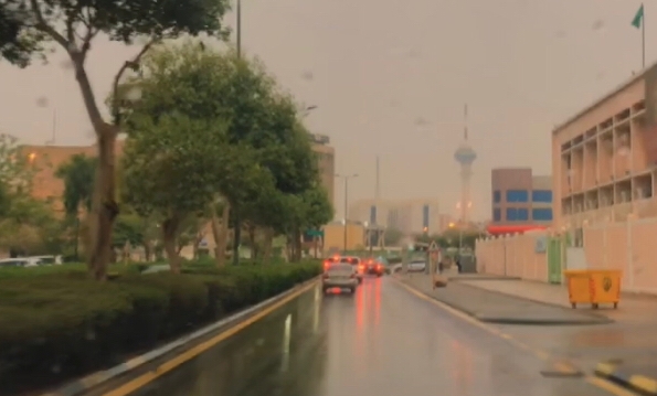 أمطار متواصلة تشهدها العاصمة الرياض منذ الصباح الباكر 