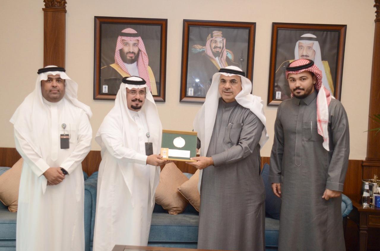 الجبير يتسلم شهادة ودرع مستشار سفير الجودة للبرنامج الوطني لسفراء الجودة بالهيئة السعودية للمواصفات والمقاييس والجودة