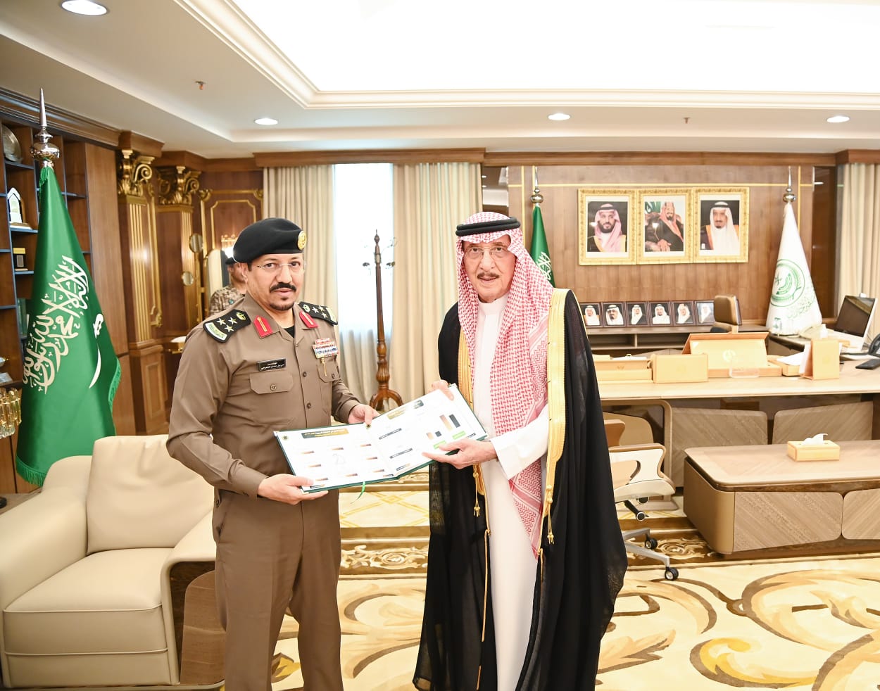سمو أمير جازان يستقبل مدير عام المرور بالمملكة ويتسلم التقرير االسنوي لمرور المنطقة