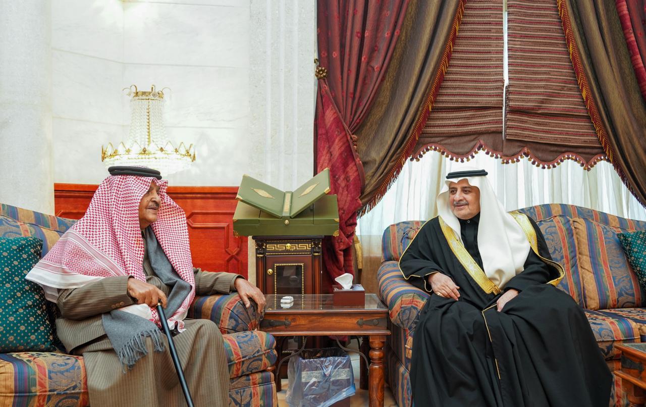 أمير منطقة تبوك يزور الشيخ احمد الخريصي في منزله   