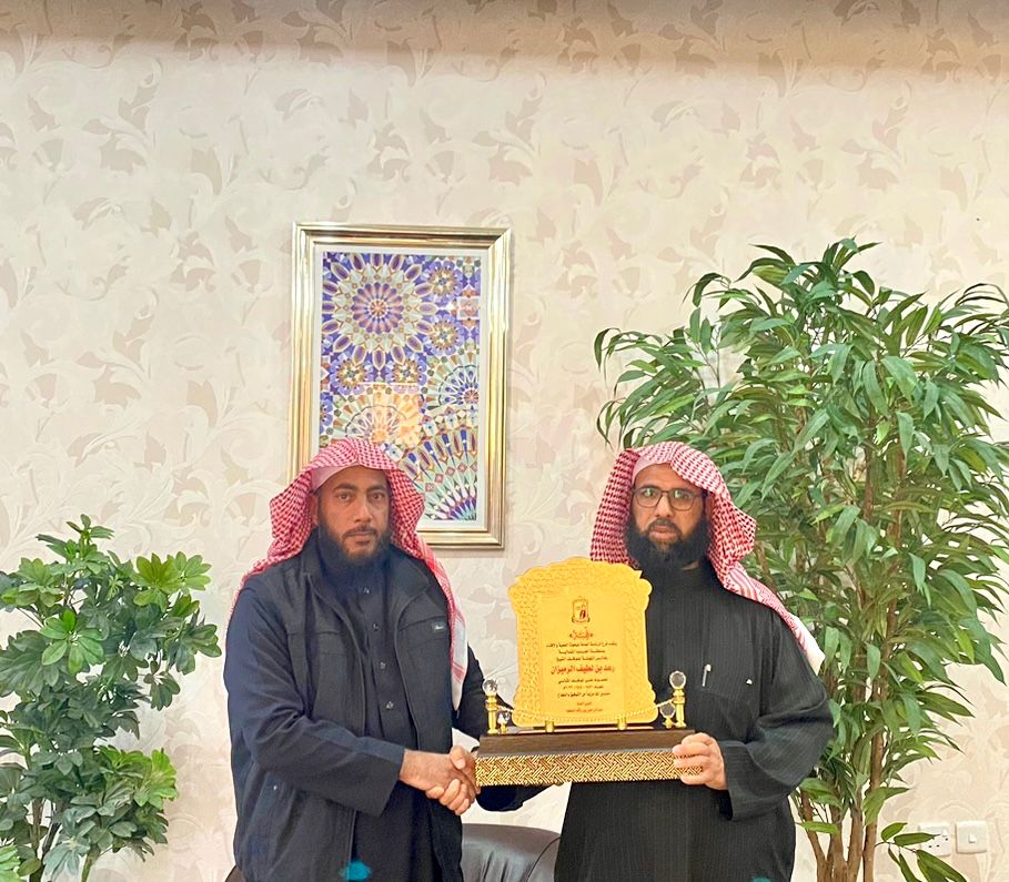 مدير البحوث العلمية والإفتاء بالشمالية يكرم الشيخ الرميزان 