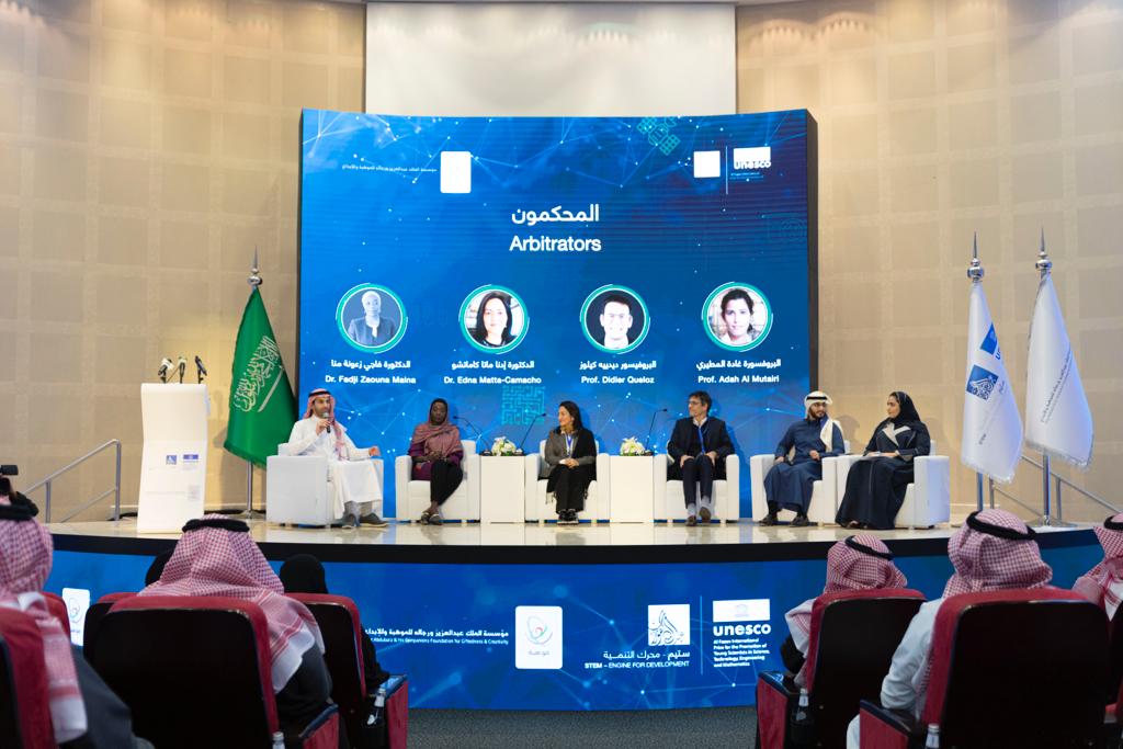 علماء بارزون یشاركون الطلاب الموھوبین تجاربھم الملھمة