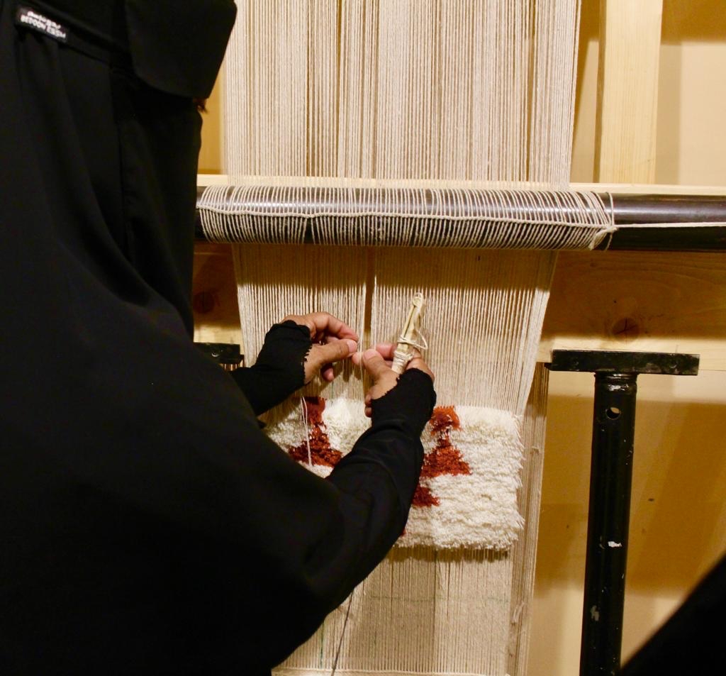 " آمنة "..حاكت بـ إصرارها السّجاد وحفرت اسمها بين الحرفيات المهرة !