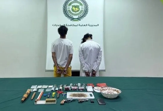 مكافحة المخدرات تقبض على مواطنين لعرضهما وتروجيهما مواد مخدِّرة عبر شبكات التواصل الاجتماعي