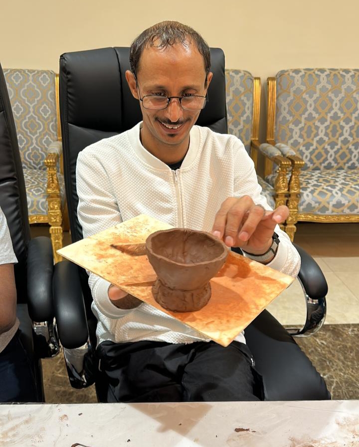 ضمن فعاليات شتاء جازان شباب وفتيات منطقة جازان يتدربون على صناعة الحرف اليدوية القديمة 