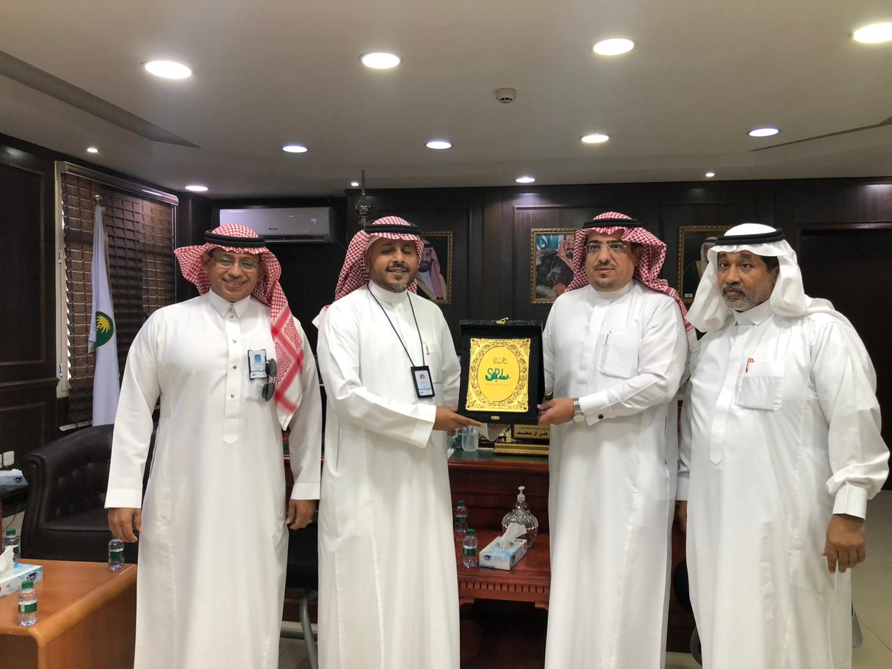 آل عطيف يستقبل مدير عام البريد السعودي بجازان