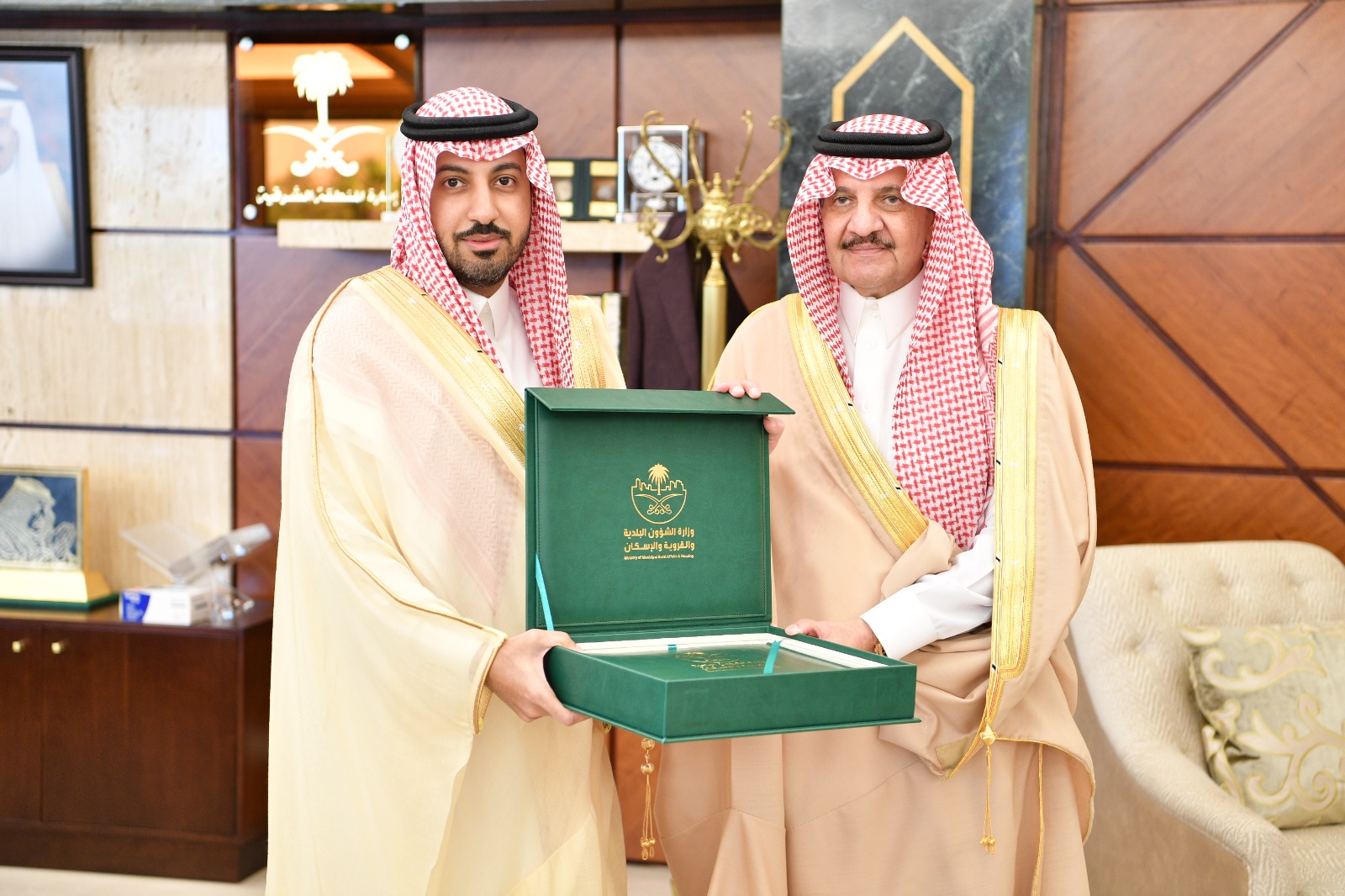 أمير الشرقية يتسلم التقرير السنوي لشئون الإسكان بالمنطقة 