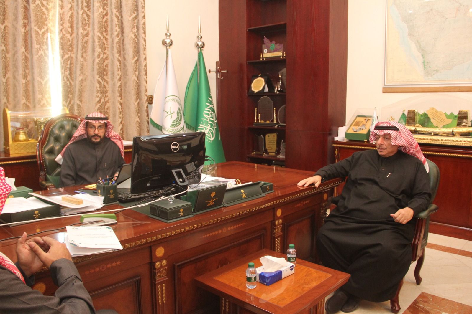 محافظ القريات يلتقي رئيس مجلس الجمعيات الاهليه بمنطقة الجوف