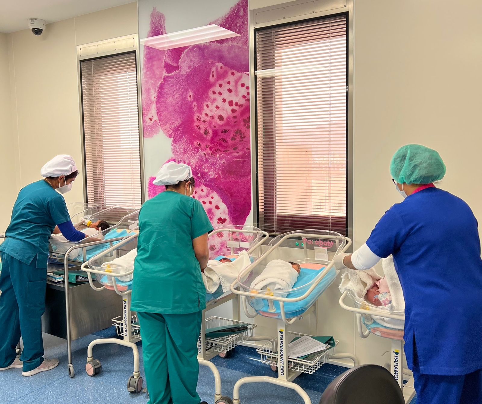 ولادة نادرة لثلاثة اطفال ( توأم) في نجران