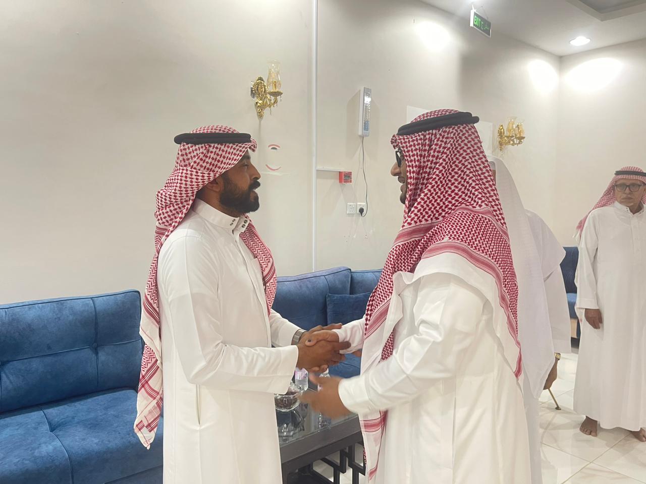 محافظ صامطة المكلف يعزي أسرة “آل خيرات” في فقيدتهم