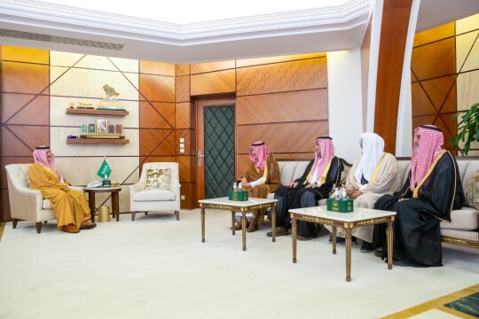 أمير الشرقية يستقبل رئيس جمعية الدعوة والإرشاد وتوعية الجاليات غرب الدمام