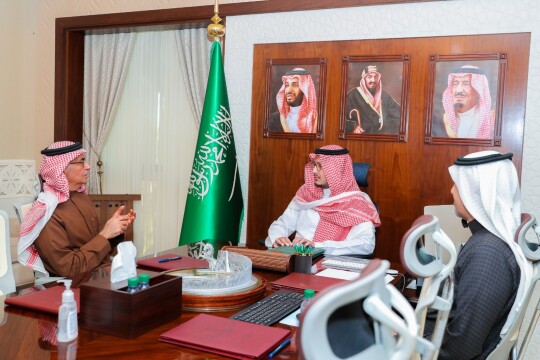 نائب أمير الشرقية يطلع على التقرير السنوي للتجمع الصحي الأول بالمنطقة