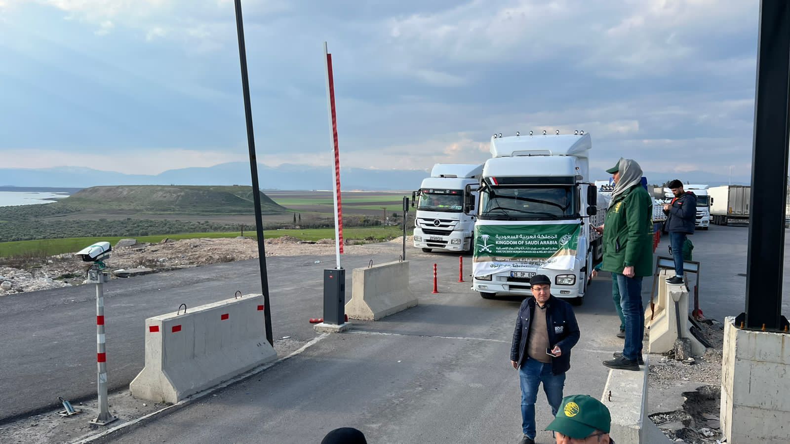 عبور 11 شاحنة إغاثية منفذ غصن الزيتون تحمل مواد غذائية وإيوائية مقدَّمة من مركز الملك سلمان للإغاثة لتوزيعها في المناطق السورية المتضررة من الزلزال