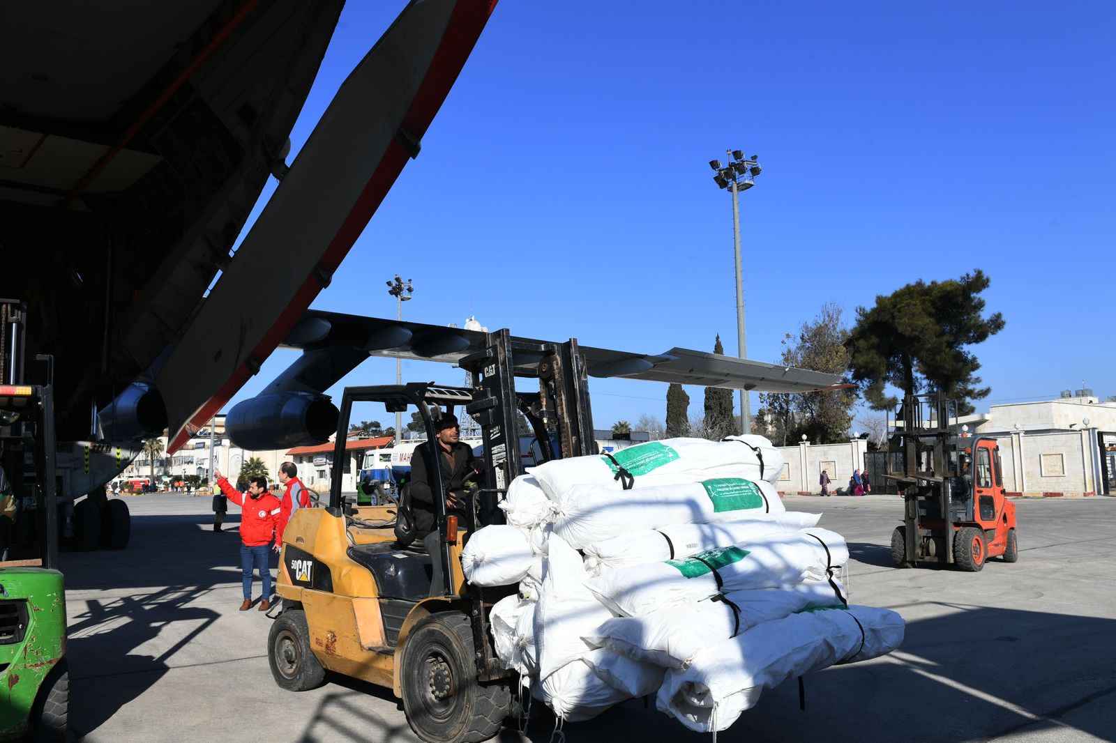 وصول الطائرة الإغاثية الثامنة إلى مدينة حلب ضمن الجسر الجوي السعودي لمساعدة ضحايا الزلزال في سوريا وتركيا