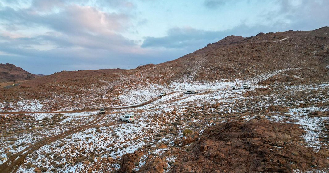 تساقط خفيف للثلوج على أجزاء من جبل اللوز بمنطقة تبوك