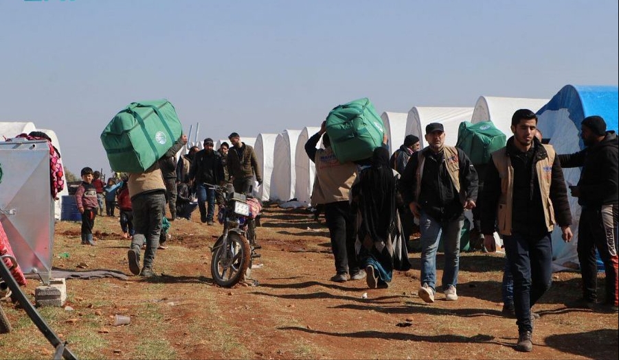 مركز الملك سلمان للإغاثة يوزع مواد إيوائية لمتضرري الزلزال في مدينة أعزاز بمحافظة حلب