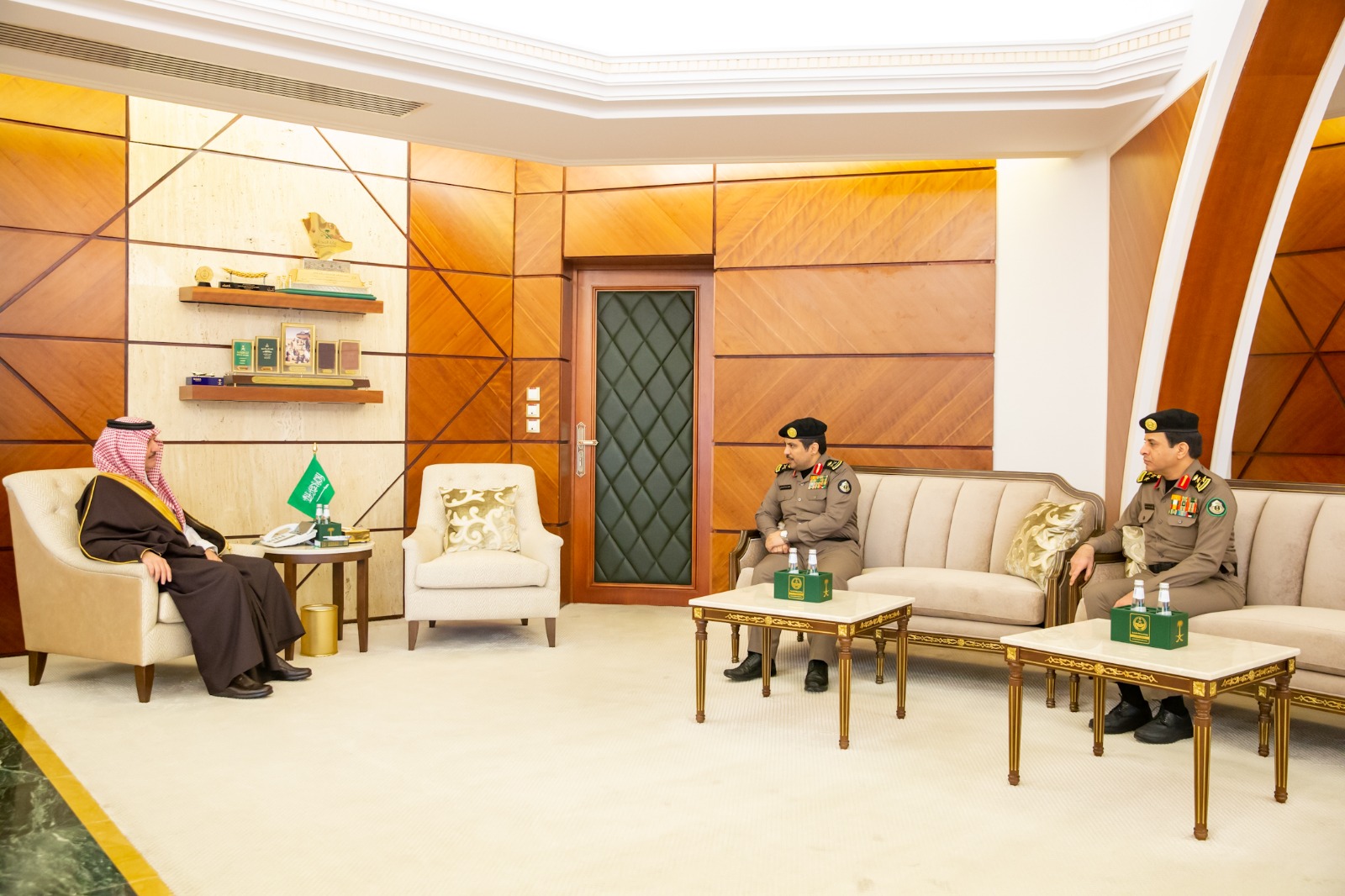 أمير الشرقية يتسلم التقرير السنوي لمرور المنطقة الشرقية