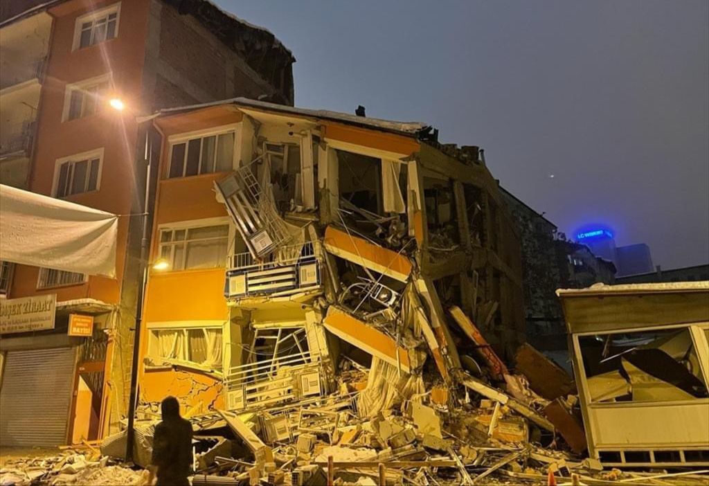 عاجل زلزال جديد يضرب هاتاي التركية وسماع صوت انهيار مبان في مدينة أنطاكيا التركية 