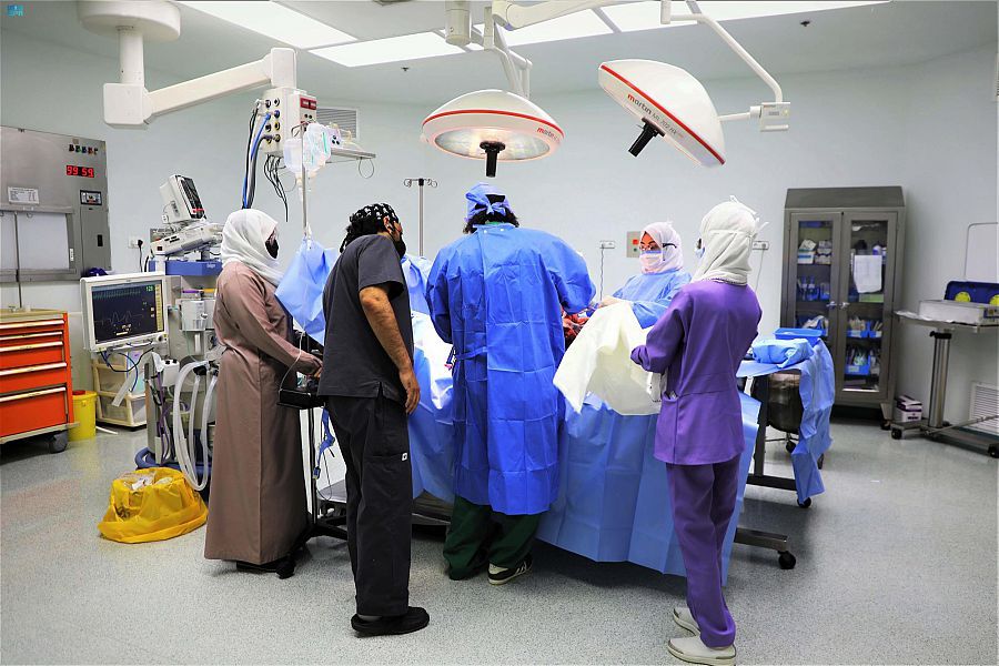 بعد 13 عاماً من تأخر الإنجاب .. نجاح عملية ولادة لمريضة تعاني من أورام متعددة بالمدينة المنورة