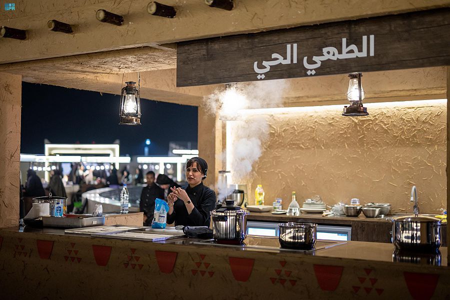الطهاة السعوديون يقدِّمون أطباقَهم لزوَّار مهرجان الكتَّاب والقراء