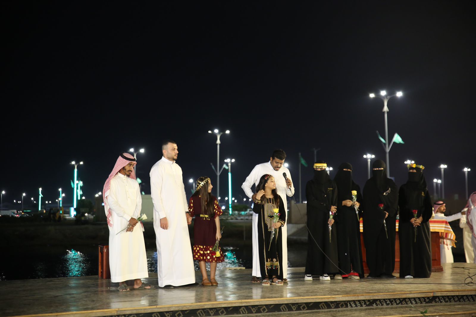 فريق أمل وعمل التطوعي يحتفل بيوم التأسيس بمشاركة المتعافين من السرطان بالقرية التراثية بجازان