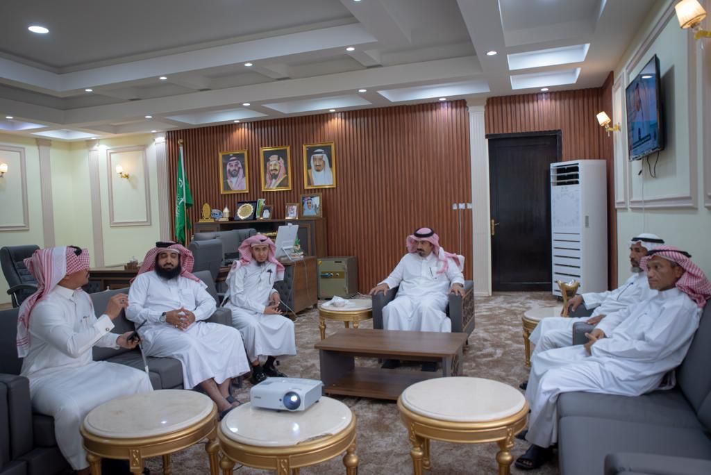 محافظ بيش يدشن المتجر الإلكتروني لجمعية البر 