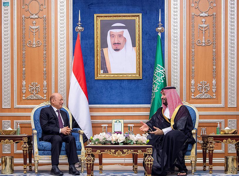 سمو ولي العهد يجتمع مع رئيس مجلس القيادة الرئاسي اليمني ويستعرضان مستجدات الأوضاع على الساحة اليمنية