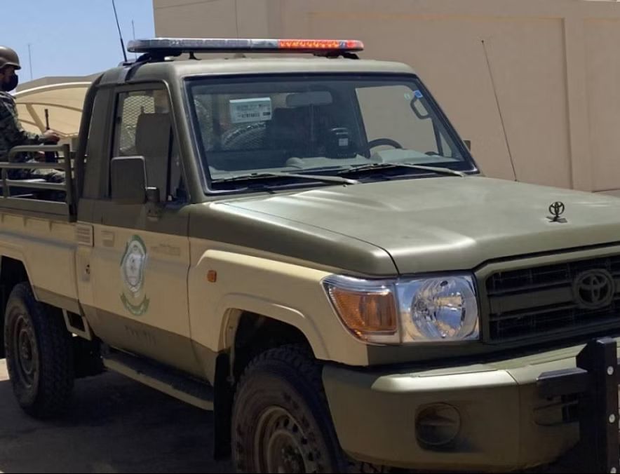 دوريات الأفواج الأمنية بمحافظة العيدابي تقبض على مواطنين لنقلهما ثلاثة مخالفين لنظام أمن الحدود