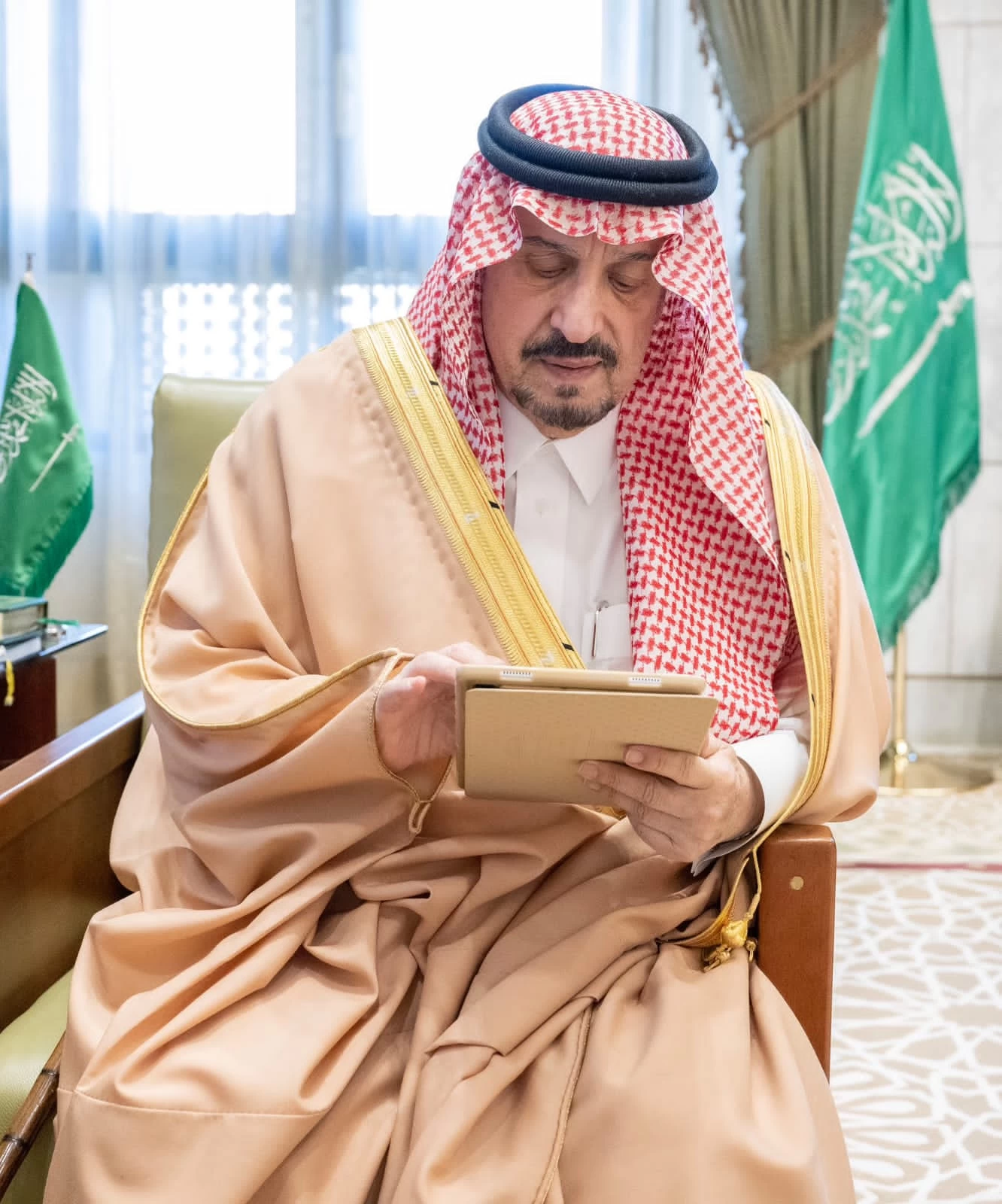 سمو أمير منطقة الرياض يدشن الحملة التسويقية والإعلامية للجنة رعاية السجناء والمفرج عنهم وأسرهم بالمنطق