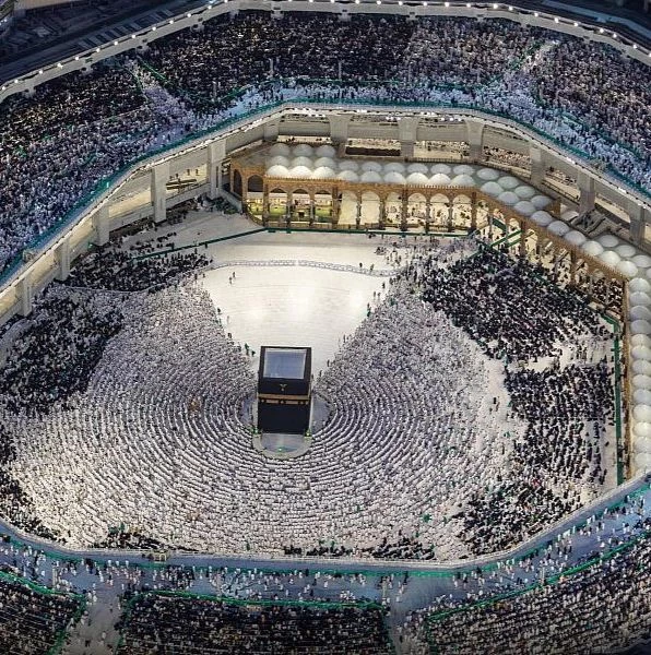 جموعاً غفيرة شهدها المسجد الحرام ليلة 17 من رمضان