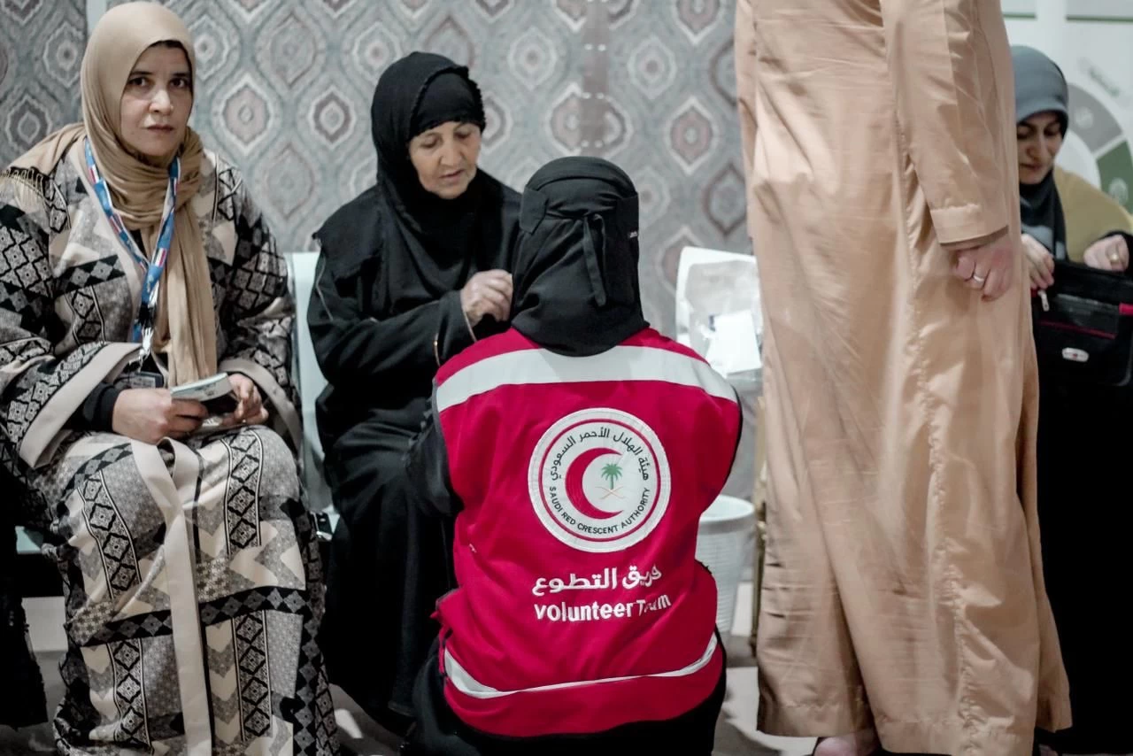 ‏هيئة الهلال الأحمر السعودي تقدم خدماتها الإسعافية والتطوعية للمعتمرين العراقيين 