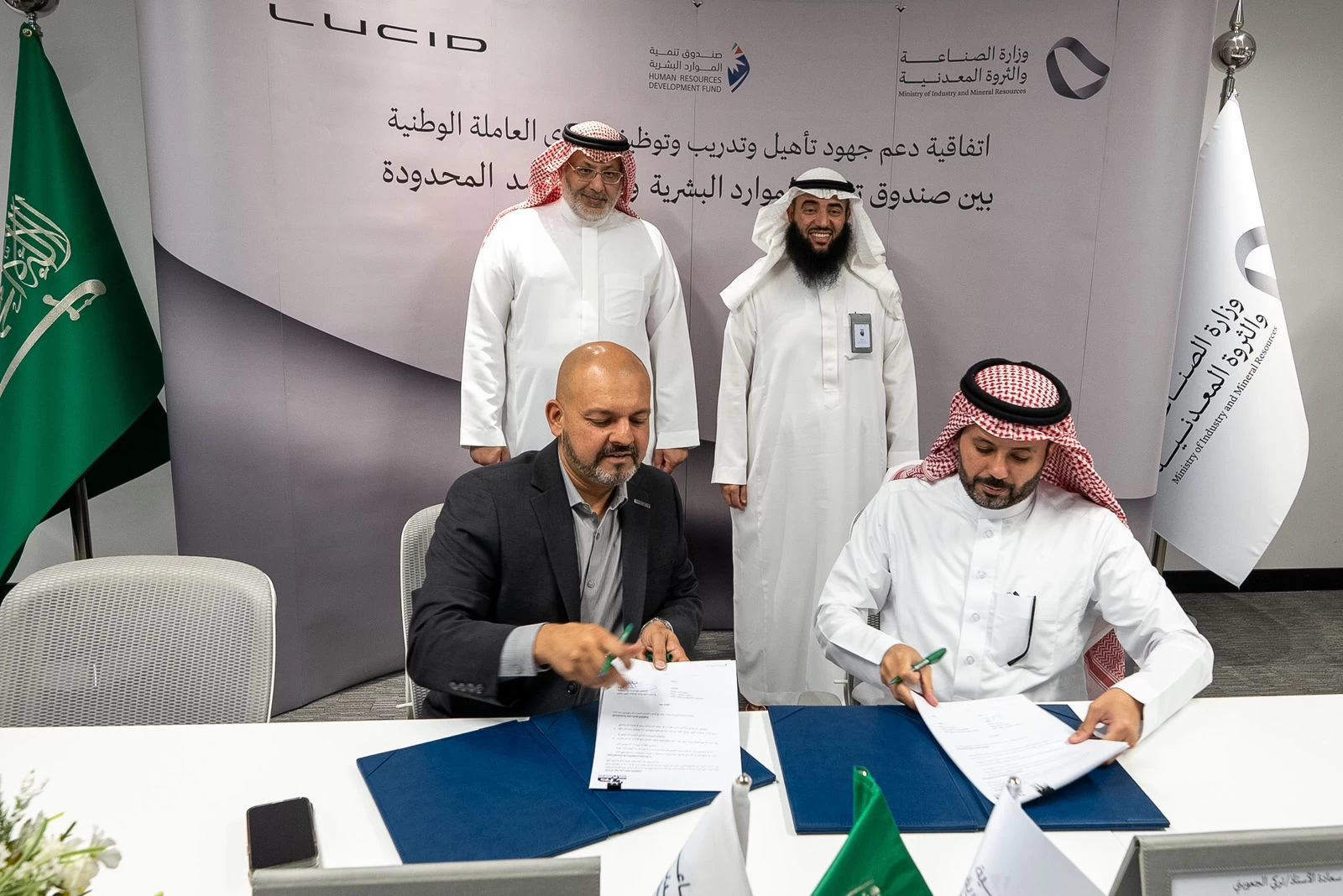 اتفاقية بين صندوق تنمية الموارد البشرية و"لوسد" لتدريب وتأهيل الكوادر الوطنية في قطاع صناعة السيارات الكهربائية