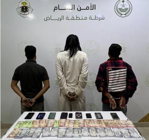 شرطة منطقة الرياض تقبض على (3) مخالفين انتحلوا صفة غير صحيحة وسلب محال للذهب والمجوهرات
