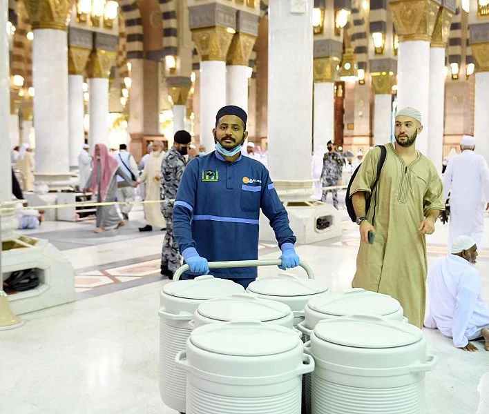 فرق عمل تباشر التحقّق من سلامة مياه زمزم وتوزيعها في أرجاء المسجد النبوي على مدار الساعة
