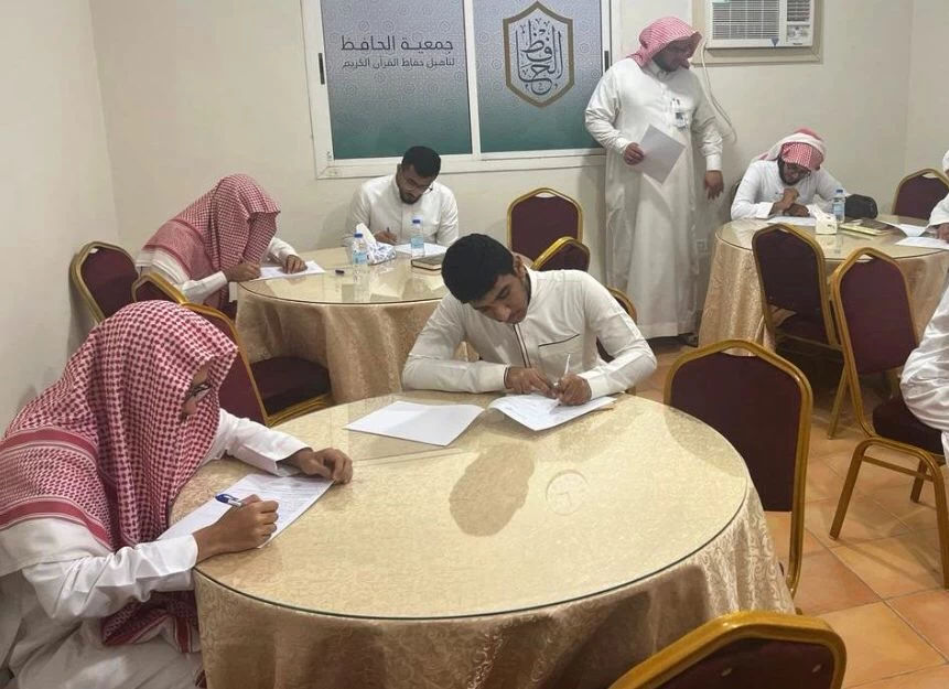 ضمن رحلة تأهيلية تستمر 32 أسبوعاً . . 44 حافظاً للقرآن ينطلقون في مسار الحصول على الإجازة القرآنية