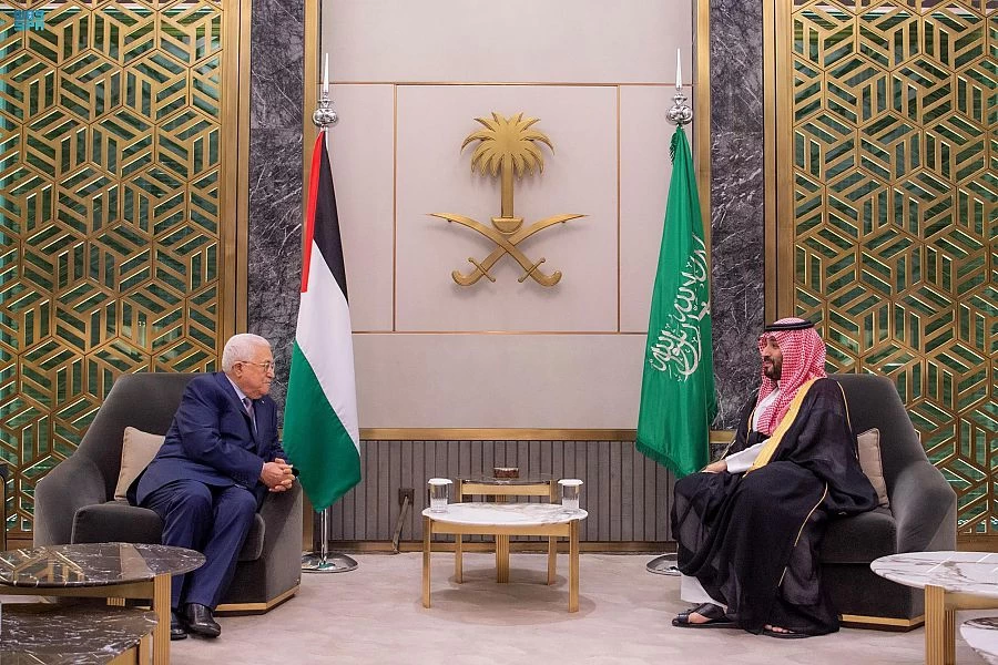 سمو ولي العهد يجتمع مع رئيس دولة فلسطين