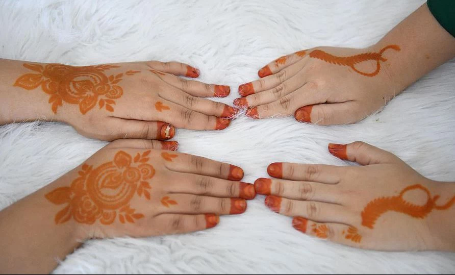 نساء جازان يستقبلن العيد بنقش الحناء ابتهاجا بالمناسبة