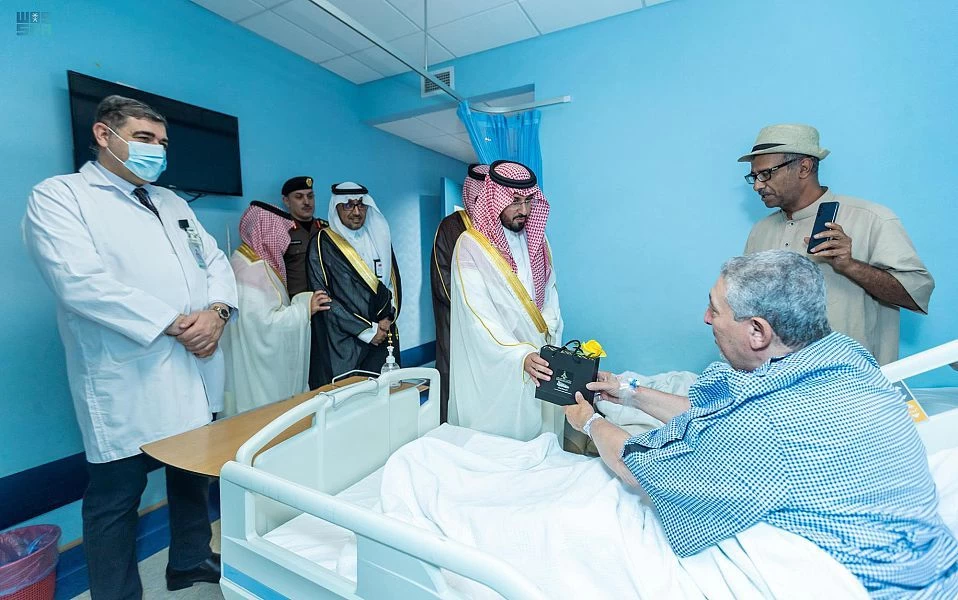 سمو الأمير فهد بن محمد يعايد المنومين بمستشفى الملك خالد بالخرج