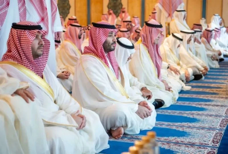 سمو ولي العهد يؤدي صلاة عيد الفطر في المسجد الحرام مع جموع المصلين ويستقبل المهنؤن بعيد الفطر المبارك 
