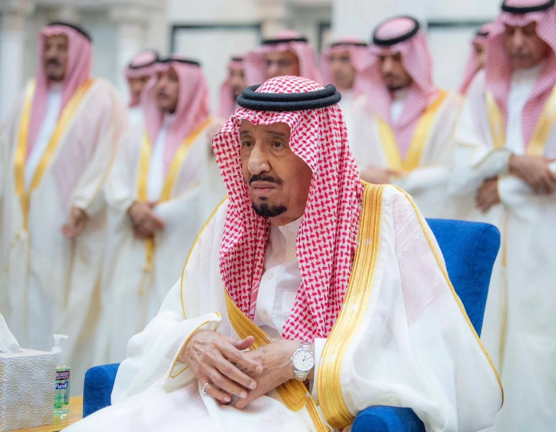 خادم الحرمين الشريفين يؤدي صلاة عيد الفطر في قصر السلام بجدة