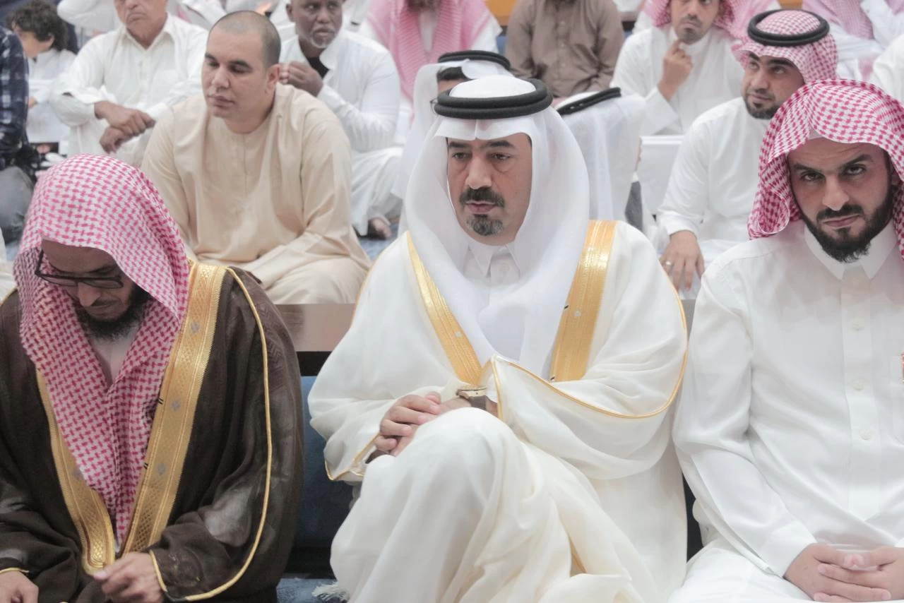 محافظ بيش يتقدم المصلين في صلاة عيد الفطر المبارك بجامع الراجحي 